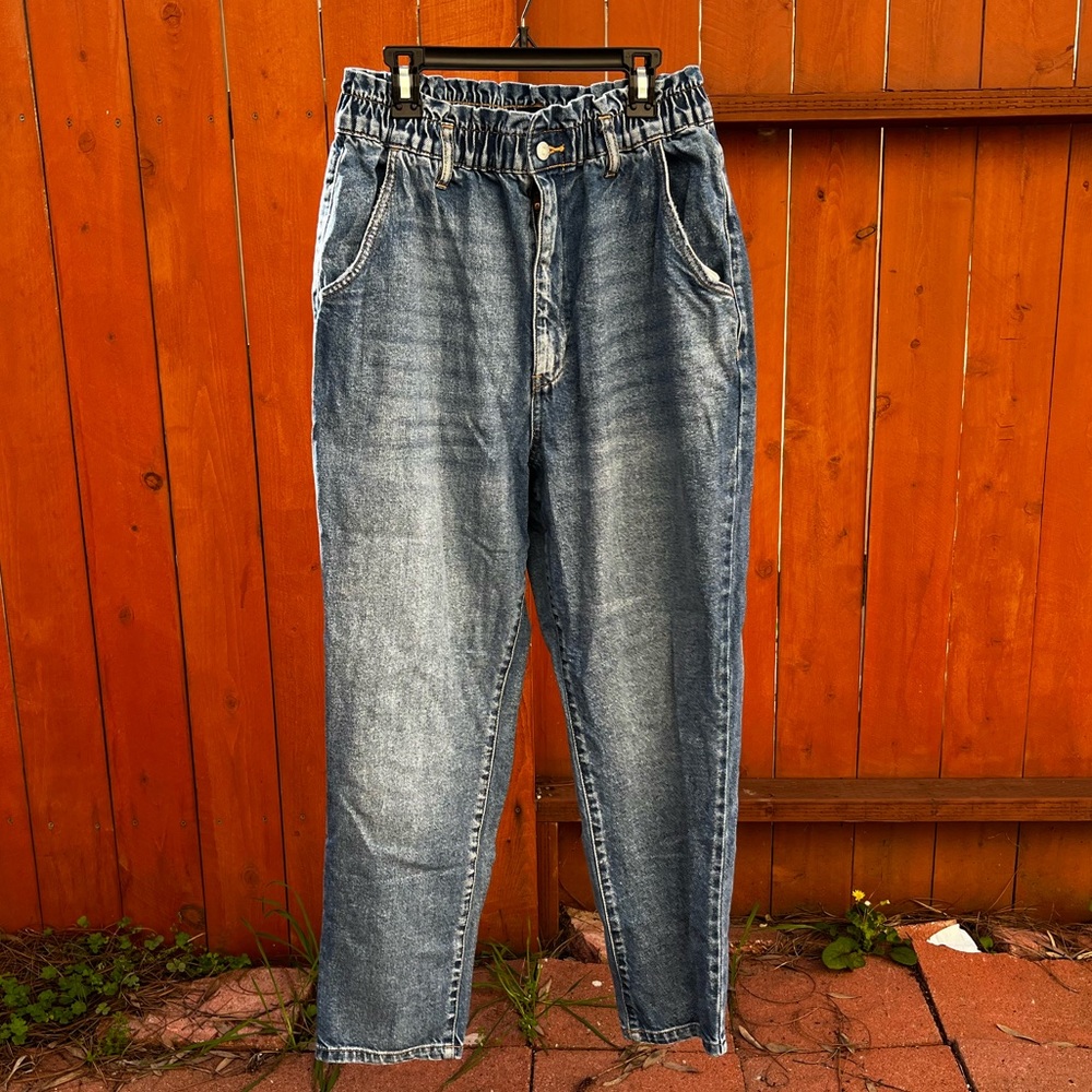 Urban Outfitters BDG Pull-On Mom Jeans in Light Wash, Size 31